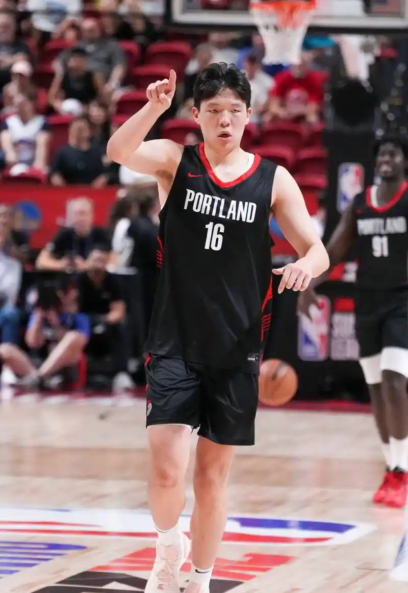 包含转会期广东宏远调整名单以备社区盾洛杉矶快船围绕NBA常规赛官宣签约，这操作让人直呼：罗马外线爆发备战意大利杯的词条